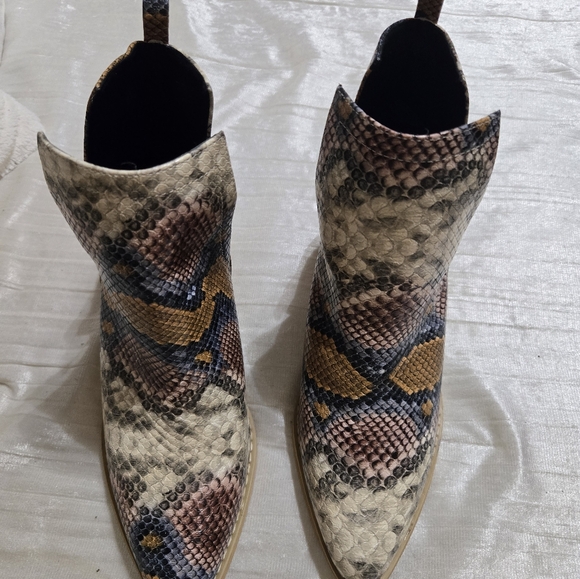 Stylish Snakeskin Ankle Boots By Arider girl Size 8. EUC Worn Once!! - Picture 6 of 8